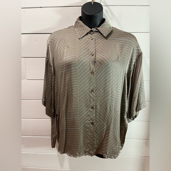 📍🤎VIA BOVIO – Taupe Geometric Button-Up Blouse (L) - Picture 7 of 10